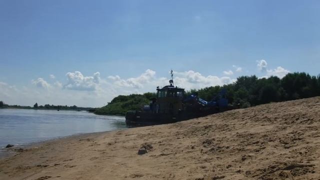 Играют дети в песке на пляже-Баржа с краном на Волге смотреть онлайн