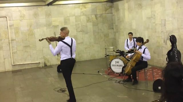 Музыка в метро. Группа "FREEMANS" часть 1-я смотреть онлайн