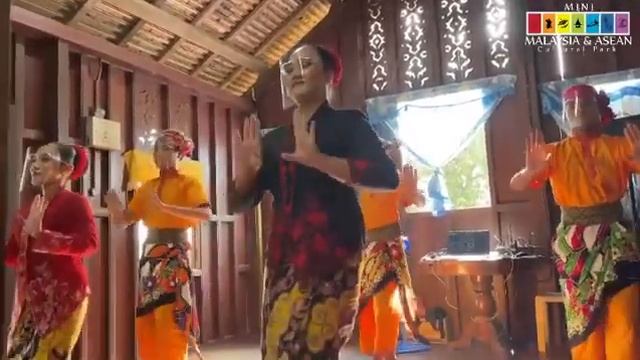 Tarian Wau Bulan @ rumah Kelantan di Mini Malaysia & ASEAN Cultural Park смотреть онлайн