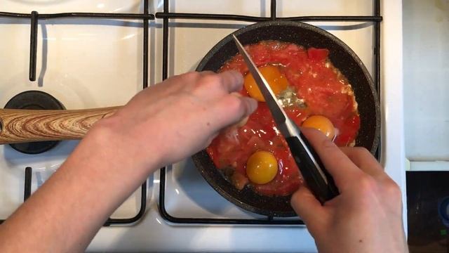 КЛАССИЧЕСКАЯ ЯИЧНИЦА с помидорами и базиликом. CLASSIC FRIED EGGS with tomatoes and basil смотреть онлайн