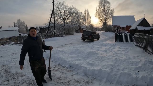 Жизнь в деревне.Уборка снега.Уличный светильник на 100W.