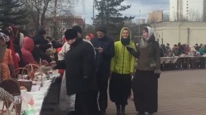 ПАСХА.  ХРАМ В МАРЬИНО Освящение пасхальной снеди (куличи, яйца, пасхи)