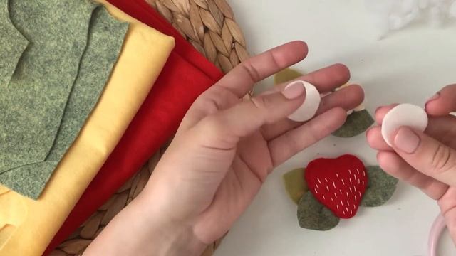 Из фетра своими руками сочная клубничка. DIY. На заколке или резинке, выбери сам! смотреть онлайн