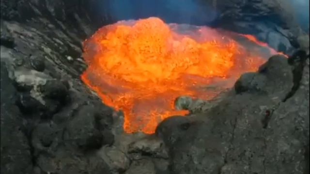 Shiveluch volcano and another volcano Klyuchevskoy Sopka erupt in Kamchatka смотреть онлайн