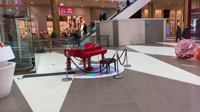 1 часть / Покатаемся в метро? / Галерея / Примерка Nike смотреть онлайн