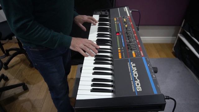 Roland Juno-106 Analog Synthesizer (1984) – Demo in HQ смотреть онлайн