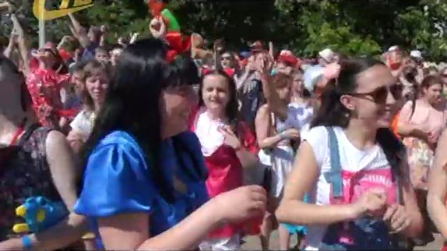 ЖЕЛЕЗНОГОРСКИЕ ВЫПУСКНИКИ УСТРОИЛИ ДЕНЬ ДЕТСТВА смотреть онлайн