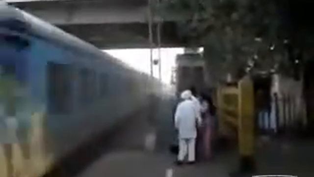 Поезд, железная дорога и тупые люди! смотреть онлайн