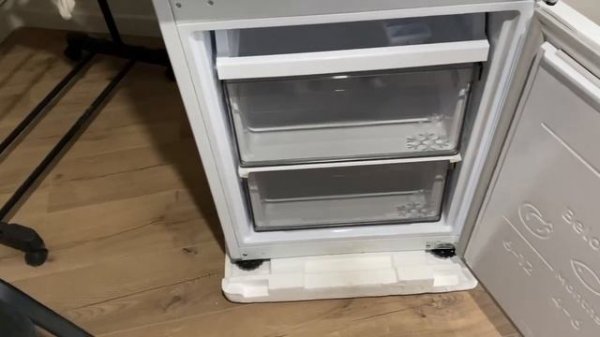 Распаковка — Встраиваемый холодильник Samsung BRB267034WW/WT