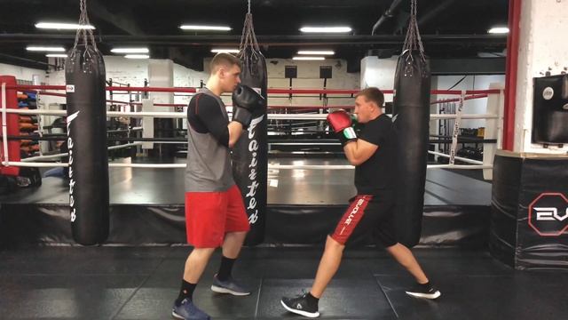 Боксерская защита «Сайд-степ» / Теория и методика бокса с Алексеем Ермохиным в EVOLVE GYM смотреть онлайн