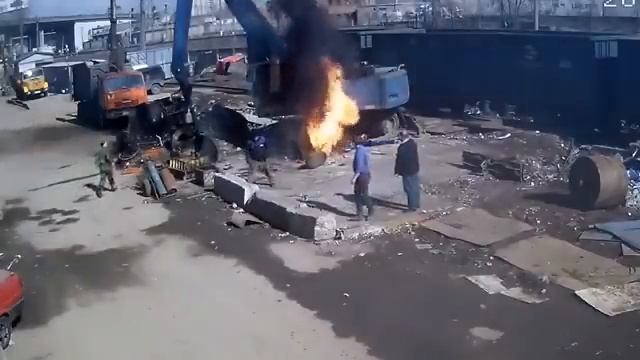 Сварщик начал резать газовый баллон. Жесть! смотреть онлайн