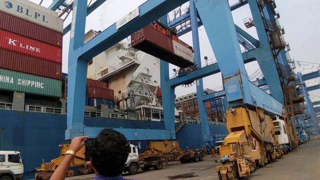 Unloading Cargo at JNPT смотреть онлайн