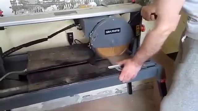 Przecinarka do glazury Graphite 59G886 - przykładowe cięcie płytek смотреть онлайн