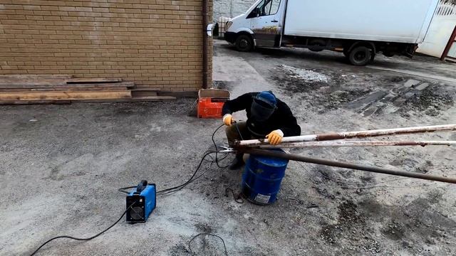 Как вдвоём разобрать бетонный забор. смотреть онлайн