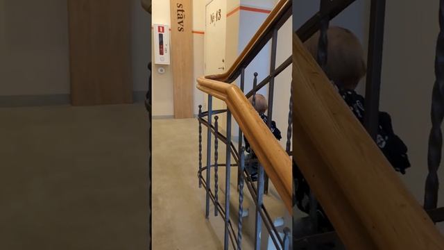 Марк сам спускается по лестнице гулять. смотреть онлайн