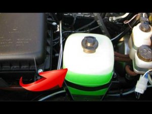 НИКОГДА НЕ ЗАЛИВАЙТЕ АНТИФРИЗ ВЫШЕ УРОВНЯ