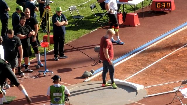 Ryan crouser - 22.80 warm up throw at Bislett Games 2018! смотреть онлайн