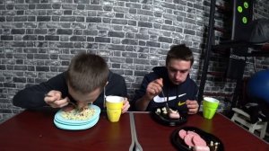 10 тарелок макарон колбасы сосисок Кто быстрее всё съест? Соревнования по поеданию еды на скорость