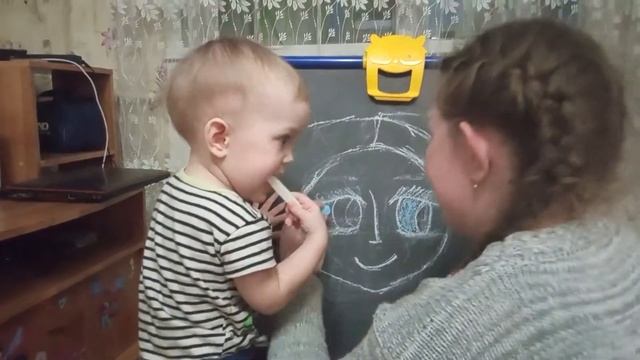 Настя и Ангелина рисуют на доске смотреть онлайн