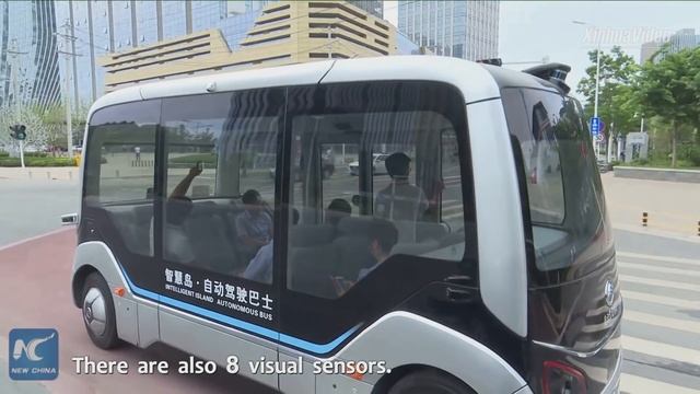 5G driverless smart bus on trial runs in Zhengzhou, China смотреть онлайн