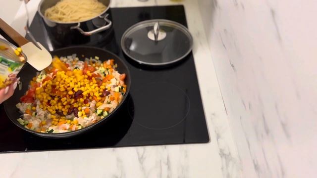 Спагети с куриной грудкой и овощами . Вкусно и не занимает много времени ! Всем приятного ?? смотреть онлайн