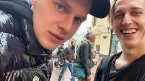 марк булах ходит с бомжом по Москве