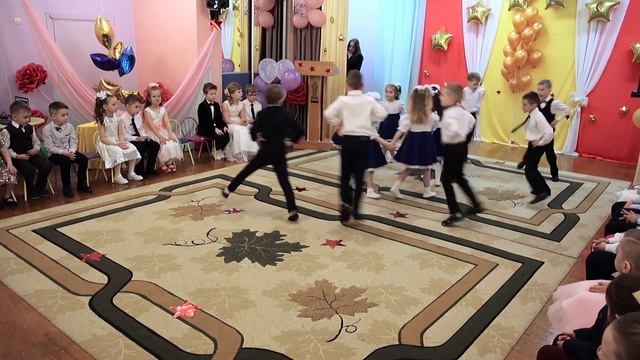 Выпускной в детском саду | Искрометный танец дошколят [Студия Отражение - VideoReflex] смотреть онлайн