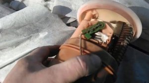 Как легко открыть крышку топливного насоса на рено логан