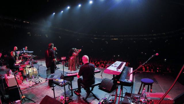 Odyssey - Native New Yorker (Live at the O2 Arena) смотреть онлайн