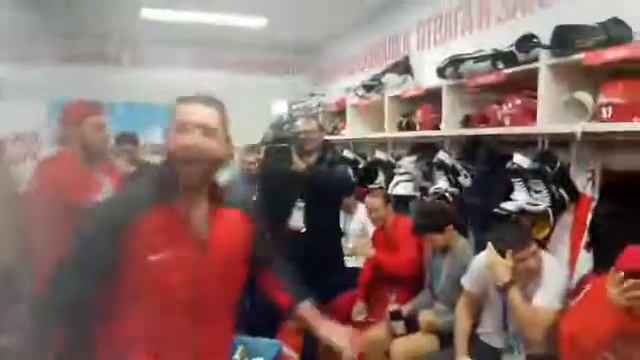 Олимпийские чемпион. Российская хоккейная команда отмечает победу в раздевалке смотреть онлайн