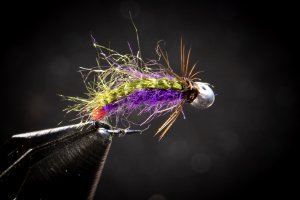 Мушка на ХАРИУСА. Фиолетовая с болотной спинкой