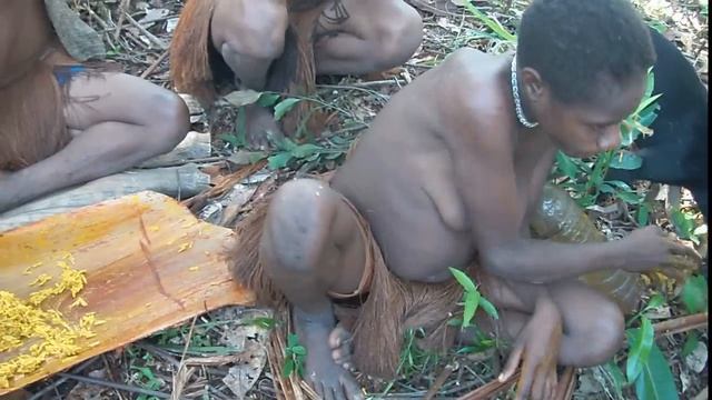 Eating Pandanus Seeds In Papua/поедание семян пандануса Папуа
