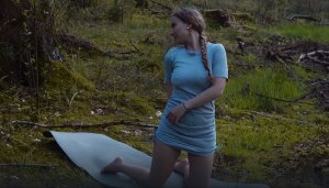 Йога в сером платье