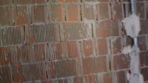 Какую штукатурку выбрать для своего дома и как её правильно нанести на стены по штукатурным маячкам