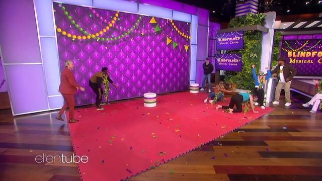 Blindfolded Musical Chairs: Mardi Gras Edition! смотреть онлайн