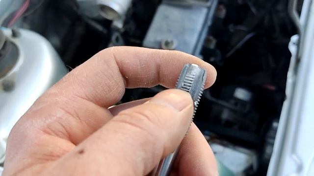 ПРОВЕРНУЛАСЬ ШПИЛЬКА КРЕПЛЕНИЯ НАТЯЖНОГО РОЛИКА РЕМНЯ ГРМ. Ставим РЕМОНТНУЮ ШПИЛЬКУ смотреть онлайн