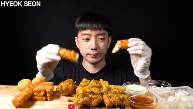 EATING ASMR SPICY FRIED CHICKEN LEG PIECE WINGS CHEESE BALLS POTATO CHEESE STICK MIANBAO XIA MUKBAN смотреть онлайн