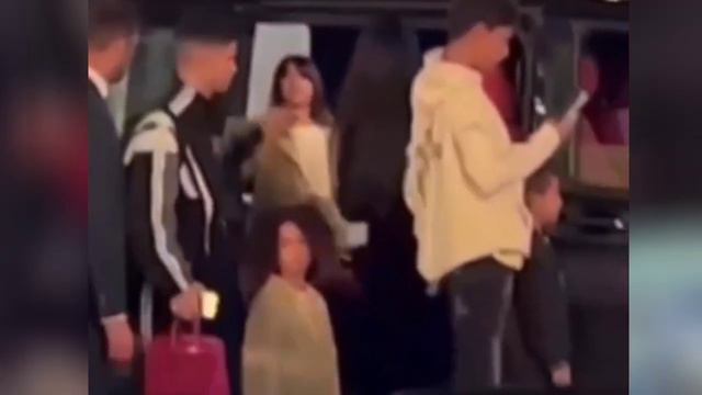 Georgina shopping• Cristiano Ronaldo touches Georgina hair💖👑•Riyadh Mall🔥|#cristiano#georgina#viral смотреть онлайн