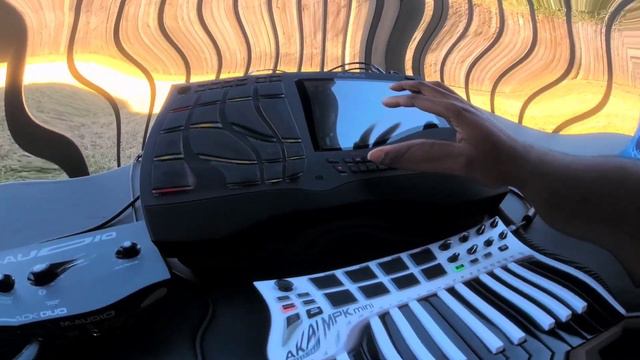 Making a beat outside with the Mpc Live 2 and recording into my phone using my audio interface смотреть онлайн
