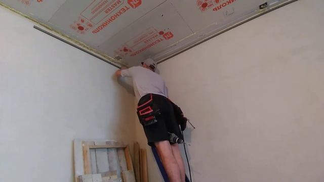 как запилить внутренние и наружные углы при установке багета для натяжного потолка смотреть онлайн