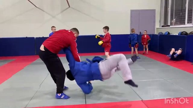 Как сделать бросок через спину #самооборона #самбо #приемы #броски смотреть онлайн