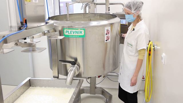 Fabrication de caillé 300 litres avec marmite à fromage Plevnik et prépresse de vidange pneumatique смотреть онлайн