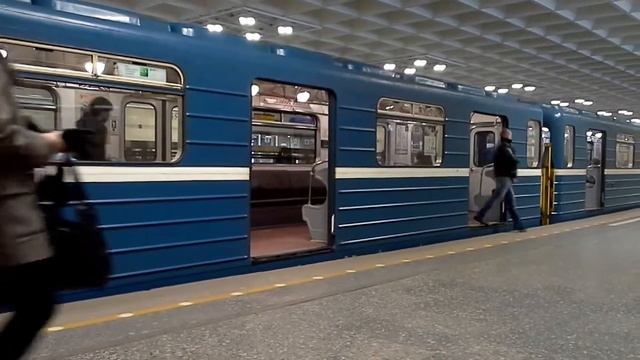 Вагон прямоугольный на станции Девяткино смотреть онлайн