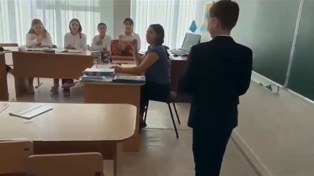 Учитель - одна из самых популярных профессий. смотреть онлайн