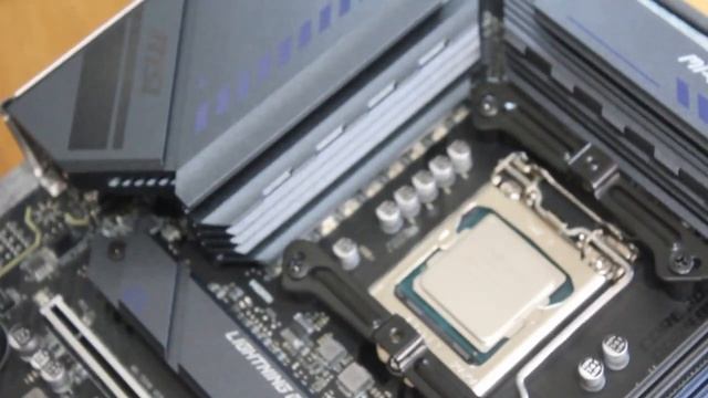 BUILDING THE CUSTOM JAMES CHAMBERLAIN PC! (New GAMING PC BUILD) смотреть онлайн