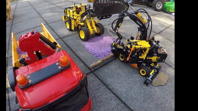 Lego Volvo 42030 loader and excavator 42053 play- Lego Bagger und Radlader schaufeln lila Kies смотреть онлайн