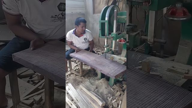 Sawing Indian Rosewood. Dalbergia Latifolia смотреть онлайн