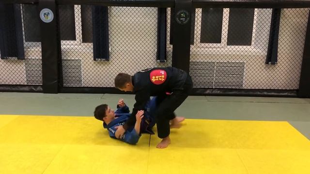 Delariva guard to single leg to knee on belly / Деларива гард - проход в одну ногу-колено на живот.