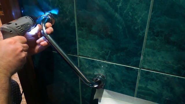 Установка поручней в санузле. Часть 2. Установка поручня в туалете. смотреть онлайн