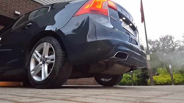Volvo S60 T5 exhaust sound, revving & shooting смотреть онлайн